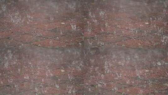 雨水溅起水花在砖块上高清在线视频素材下载