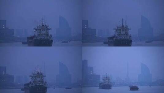 早上海黄浦江上的轮船高清在线视频素材下载