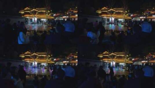 文旅商业街广场地表喷泉围观拍照的人高清在线视频素材下载
