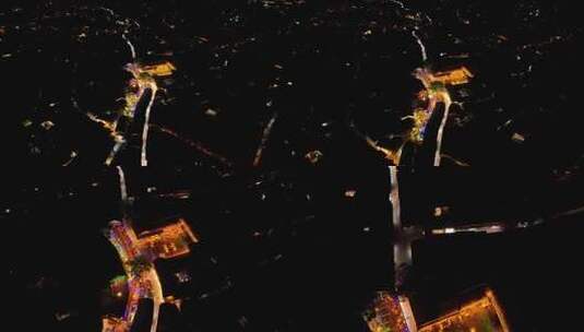 航拍夜晚的云南丽江古城网红打卡点樱花餐厅高清在线视频素材下载