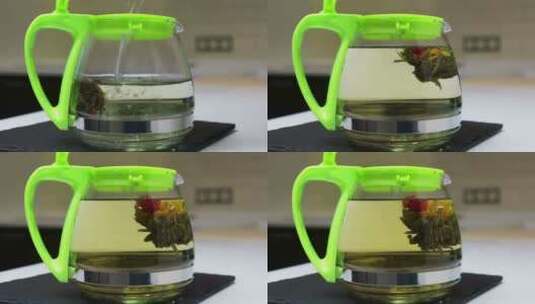 玻璃茶壶在厨房冲泡花茶高清在线视频素材下载