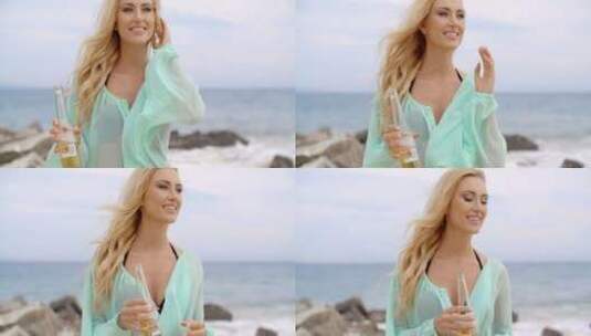 金发女子在海滩上拿着一瓶啤酒高清在线视频素材下载