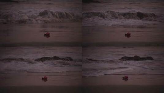 夜晚海浪拍打着海岸高清在线视频素材下载