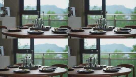 別墅内餐厅圆形餐桌餐具高清在线视频素材下载