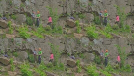 登山运动员做登山准备高清在线视频素材下载