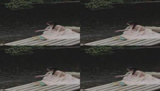 少女在溪水中竹筏上戏水高清在线视频素材下载
