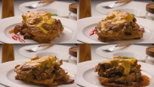 盘子上的芝士烤猪排美食特写旋转高清在线视频素材下载