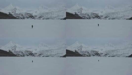 航拍一个人行走在结冰的萨普冰川湖面上高清在线视频素材下载