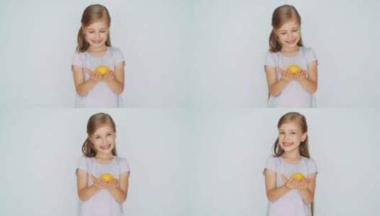 开心的女孩在镜头前展示柠檬高清在线视频素材下载