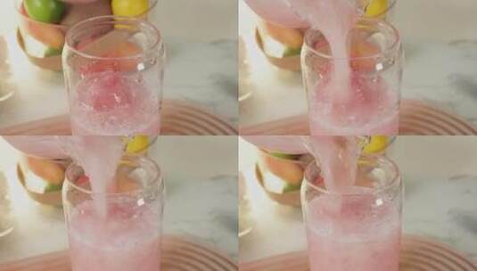 玻璃杯放入玫瑰冰块倒入玫瑰沙冰冷饮高清在线视频素材下载