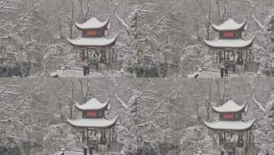 航拍城市风光长沙雪景古建筑爱晚亭雪景高清在线视频素材下载