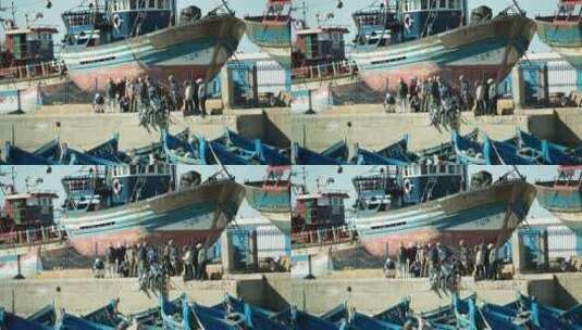 索维拉船和坐在码头上的渔民高清在线视频素材下载