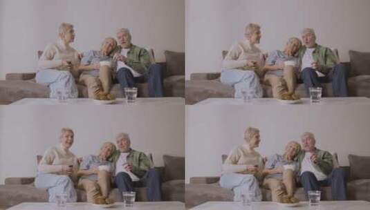看电视聊天吃爆米花的老人高清在线视频素材下载