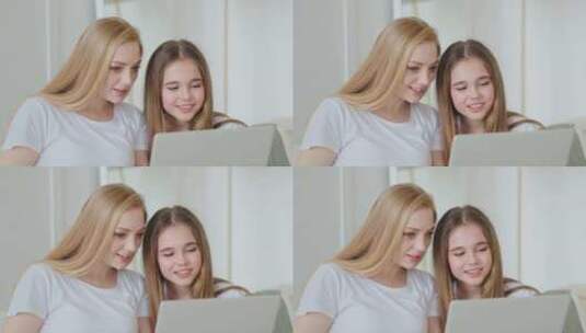 中年母亲和女孩在家里看电脑高清在线视频素材下载