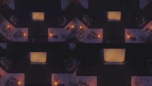 临汾冬季夜晚鼓楼广场上的红旗景观高清在线视频素材下载