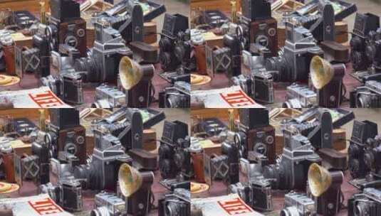 街头的小贩在出售旧相机收音机高清在线视频素材下载
