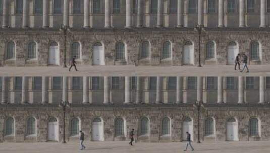 两个人走过维多利亚广场的宽镜头高清在线视频素材下载