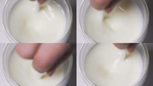 勺子搅拌高钙速溶全脂低脂营养绿色牛奶粉高清在线视频素材下载