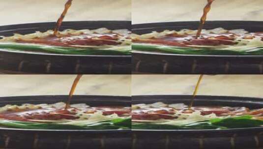 2K竖屏在煲仔饭上面撒酱汁的摇移画面高清在线视频素材下载