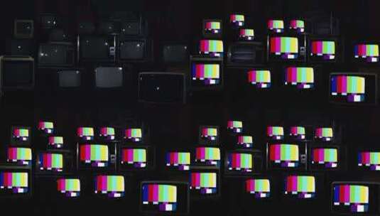 许多复古电视上的SMPTE彩条。蓝色深色调。高清在线视频素材下载