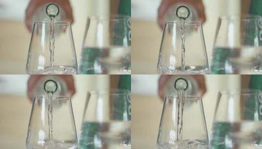 把饮用水倒进玻璃杯里高清在线视频素材下载