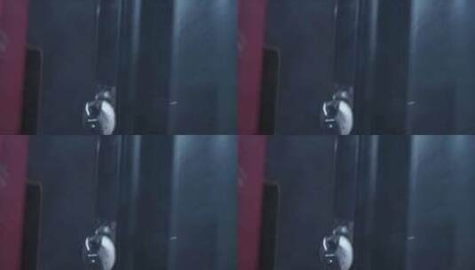 消防员进入烟雾弥漫的建筑POV高清在线视频素材下载