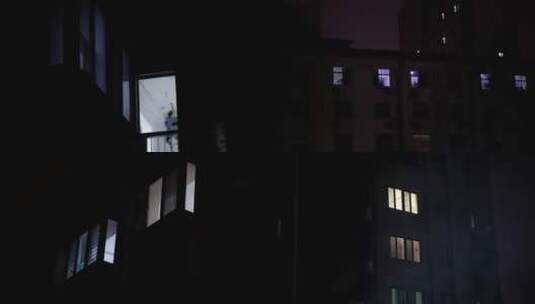 夜晚小区亮灯的窗户高清在线视频素材下载