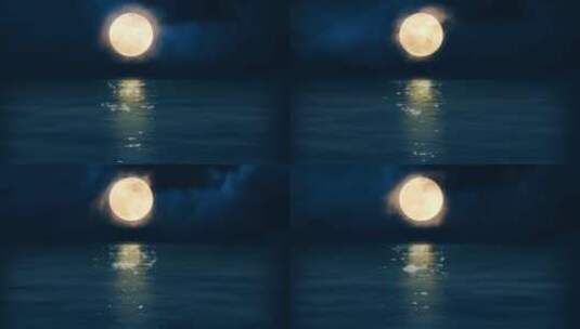 大海蓝天闪电下 金黄色的月亮特写高清在线视频素材下载