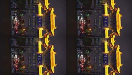 威海华夏城景区三重门牌坊夜景人流车流高清在线视频素材下载