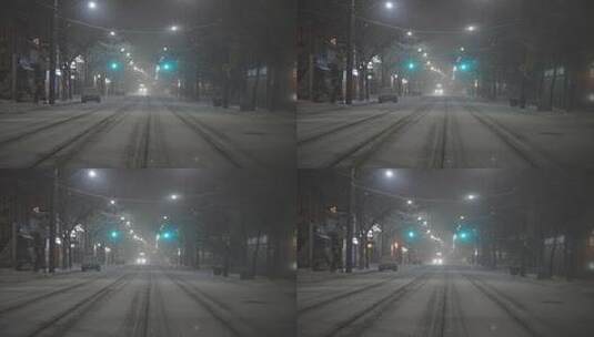 大雪漂泊的夜晚大雪中行驶的汽车街道道路高清在线视频素材下载