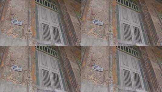 建筑上破旧的窗户高清在线视频素材下载