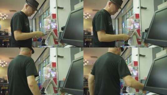 老年男人在超市购物手机扫码支付高清在线视频素材下载