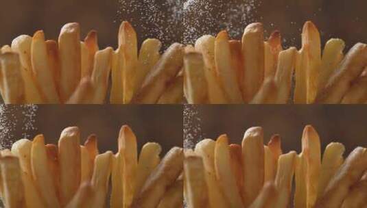 往烤薯条上撒盐的特写镜头高清在线视频素材下载