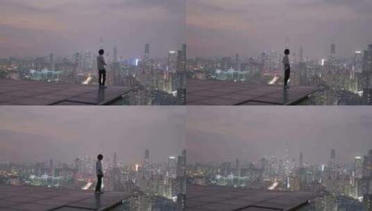 一个中年男子站在屋顶上高清在线视频素材下载