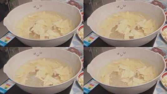 开水汆汤煮豆皮千张豆制品高清在线视频素材下载