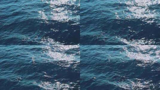 阳光下蓝色海浪的水面波纹高清在线视频素材下载