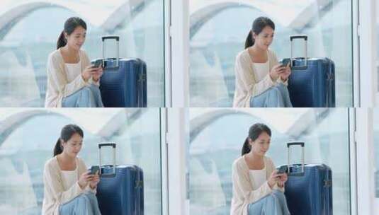女子在机场使用手机高清在线视频素材下载