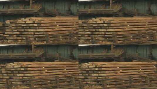 乡村木屋，前景是传统的有盖马车高清在线视频素材下载