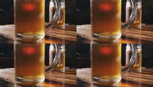木桌上的啤酒杯啤酒气泡水珠高清在线视频素材下载