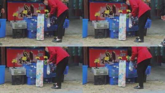 中老年人在路边买菜选辣椒高清在线视频素材下载
