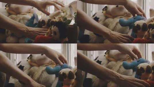 孕妇重新排列蓬松的儿童玩具高清在线视频素材下载