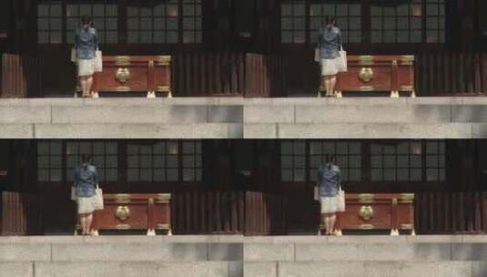 女人在寺庙祈祷高清在线视频素材下载