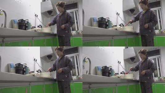 家庭妇女在厨房做饭2高清在线视频素材下载