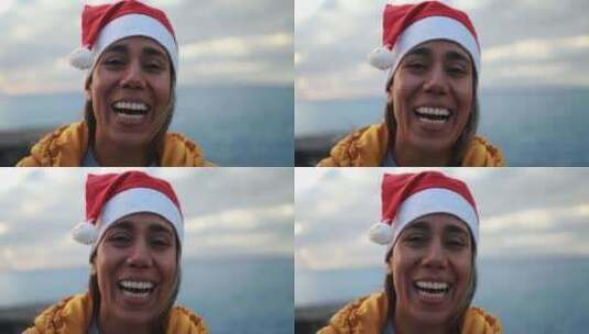 冬天戴着圣诞老人帽在户外玩得开心的女人——圣诞概念高清在线视频素材下载