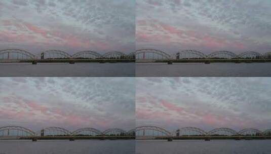 粉红色落日下的铁路桥高清在线视频素材下载