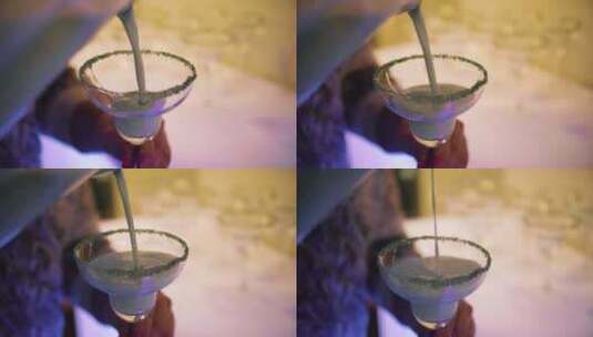 清爽的冰冻酒精饮料倒入玛格丽塔玻璃杯，周高清在线视频素材下载