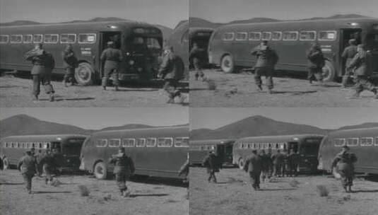 美国军人登上沙漠中的车辆高清在线视频素材下载