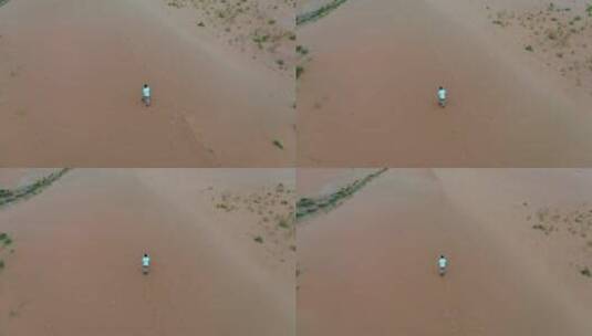 腾格里沙漠人在沙漠里走高清在线视频素材下载