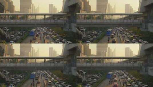 日落时分的人行桥和交通高清在线视频素材下载