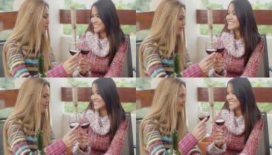 两个女孩在喝葡萄酒高清在线视频素材下载